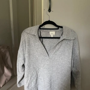 Stickad tröja - En super fin grå stickad tröja! Så skönt material 💕