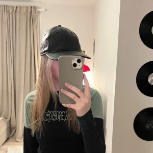 Skinn keps  - Keps från Monki i svart skin