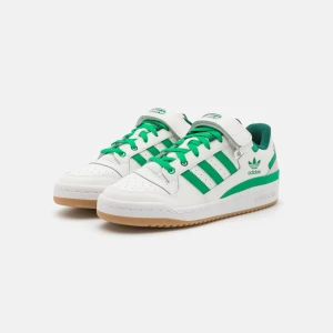 Adidas forum low white + green - Adidas skor med gröna detaljer, går att få mycket renare men jag har inte haft tiden🙁