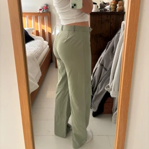 Gröna kostymbyxor  - Helt felfria förutom att man måste sy fast en knapp (se sista bilden). Har normalt storlek M/38 