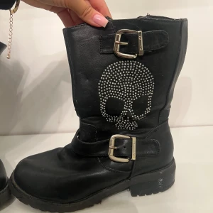 kängor med dödskalle  - (otvättade) storlek 37