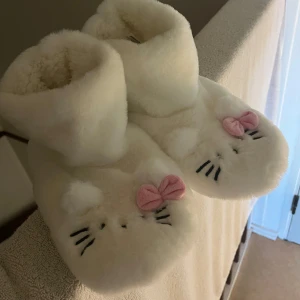 Hello Kitty tofflor   - Mjuka och varma (och dessutom super söta) innetofflor perfekt att ha nu när vädret börjar bli lite kyligare🩷🌸  