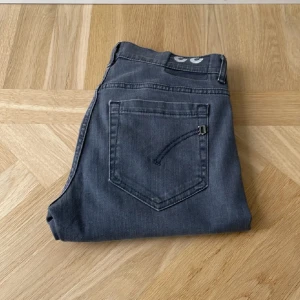 Dondup jeans  - Säljer nu ett par riktigt feta dondup jeans i strl: w33! Nyskick inga tecken på användning!! Hör av er vid minsta fråga!!