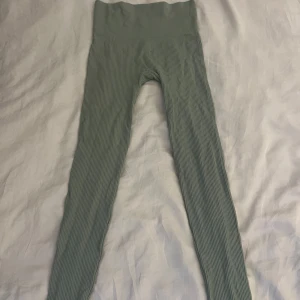 Gröna leggings - Ett par gröna leggings i ribbat material. Otroligt stretchiga och bekväma. De är Mid waisted men går att vika vid midjan för en low waisted look!