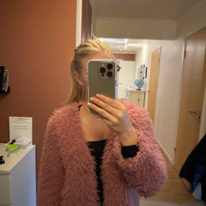 Rosa kofta - Rosa, lurvig kofta från MQ i storlek Xs. Bra skick