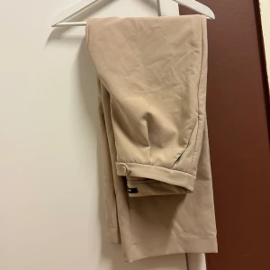 Gina kostymbyxor (M) - Oanvända eftersom de satt stora på mig💛 Fina beiga kostymbyxor i storlek M.💛