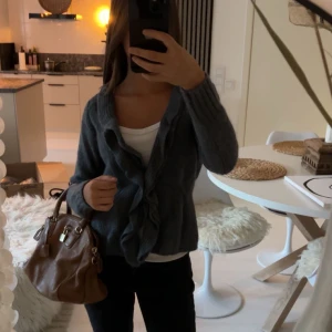 Grå kofta med volang - En supersöt grå kofta med volanger🧡🍁🍂