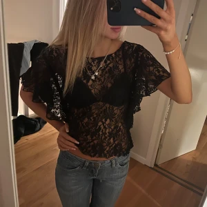 Spets topp - Säljer nu denna fina spets topp som är jättefin men inga defekter☺️😍skriv vid intresse