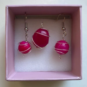 Egengjort set med örhängen och halsband!💗 - Ett egengjort set med örhängen och berlock till halsband av rosa färg.🩷 Kedjan på bilderna är ej till salu. Tråden är silverfärgad stål.✨✨