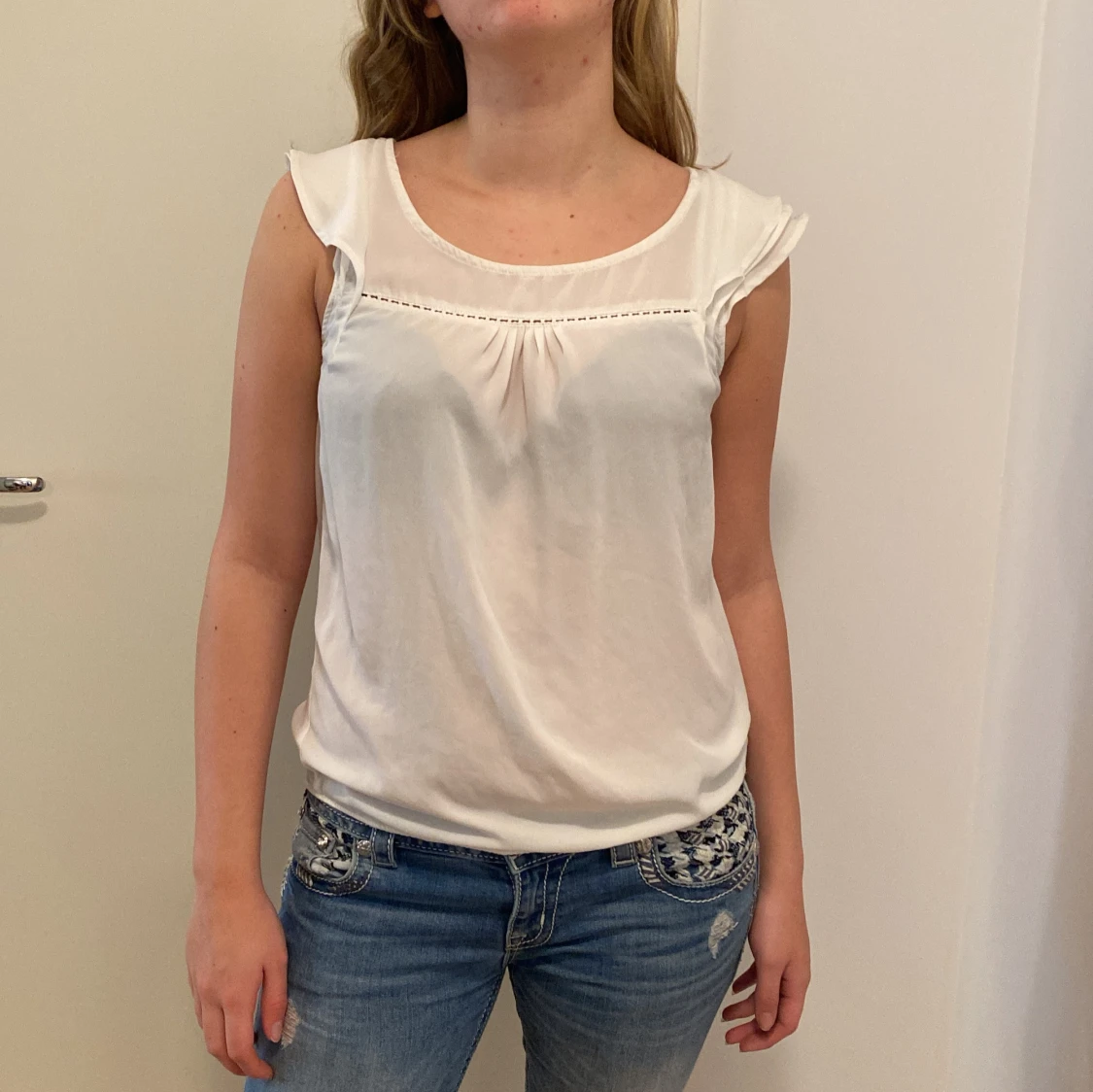 Vit ärmlös topp från Amisu