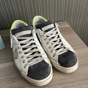 Philippe Model skor - Fräsha och sköna models i storlek 42 (passar 43) perfekta till hösten. Använda 1 vecka. Topskick!  Priset kan regleras vid snabbaffär.  Köpta för 2200 på Phillipe Models hemsida. 