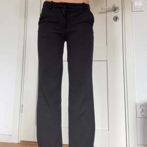 Kostymbyxor - Säljer dessa fina kostymbyxor då de inte kommer till så mycket användning längre. Det är i storlek xxs/30 och passar bra på mig som är 163 cm. Skriv för mer information och bilder!💗