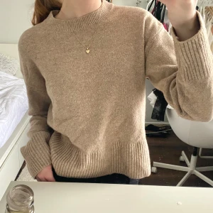 Stickad tröja & other stories - Brun stickad tröja i storlek xs! Mycket bra skick💖