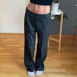 Randiga kostymbyxor  - Lågmidjade baggy kostymbyxor i storlek 36 skulle jag säga, jag är 165 🤩 Midjemåttet är 85cm