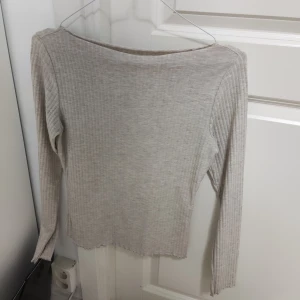 Beige ribbad tröja - Säljer en superfin beige ribbad tröja med långa ärmar. Perfekt för höst och vår, den är både stilren och bekväm. Passar till nästan allt! 💫