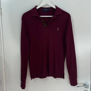 Ralph Lauren Polo - Polo Ralph Lauren Vinröd Långärmad Piké. I jätte bra skick utan defekt. Storlek S. Nypris är runt 1400. Skickar alltid samma dag eller nästa dag. Skriv för mer information eller frågor.