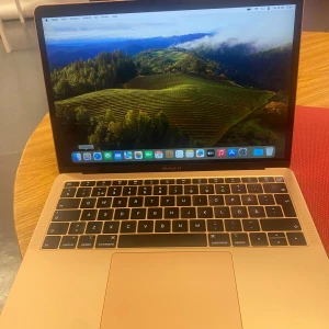 Macbookretina 13 2019 - Bra skick.  Ingår enbart sladd utan adapter.