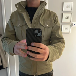J Lindeberg field jacket  - Helt ny field jacket från J.lindeberg i storlek S fits S-M Person på bilden är 186 cm Aldrig använd prislapp fortfarande kvar på