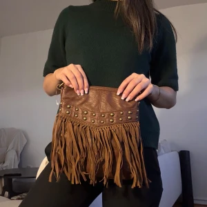 Väska med fransar  - Väska med fransar helt ny aldrig använd. 