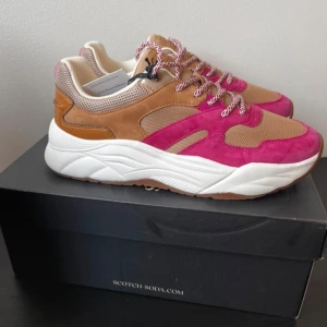Scotch & Soda Sneakers - Never been used! Size 39 - colorful Scotch&Soda sneakers - comes in original box - for women.