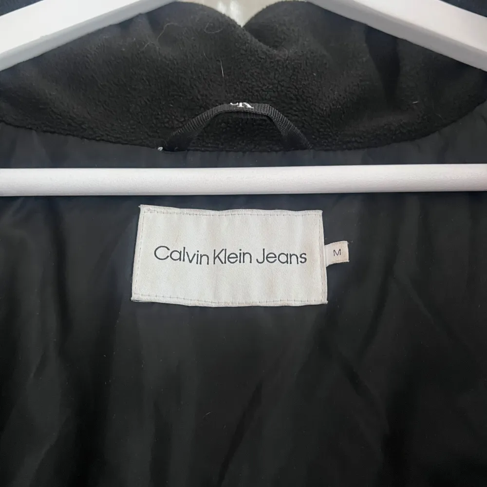 En jättefin vinterjacka från Calvin Klein. Användes endast förra sommaren så som helt ny. Den har inga defekter. I storlek M men passar som en S/M. Nypris 2195. Jackor.