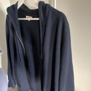 Soft goat hoodie - Tvär fet soft goat hoodie med zip, varm och kön passar både m och s beroende på hur man gillar bära den. Självklart äkta hör av dej vid intresse 😃kan sänka pris vid snabb affär😮