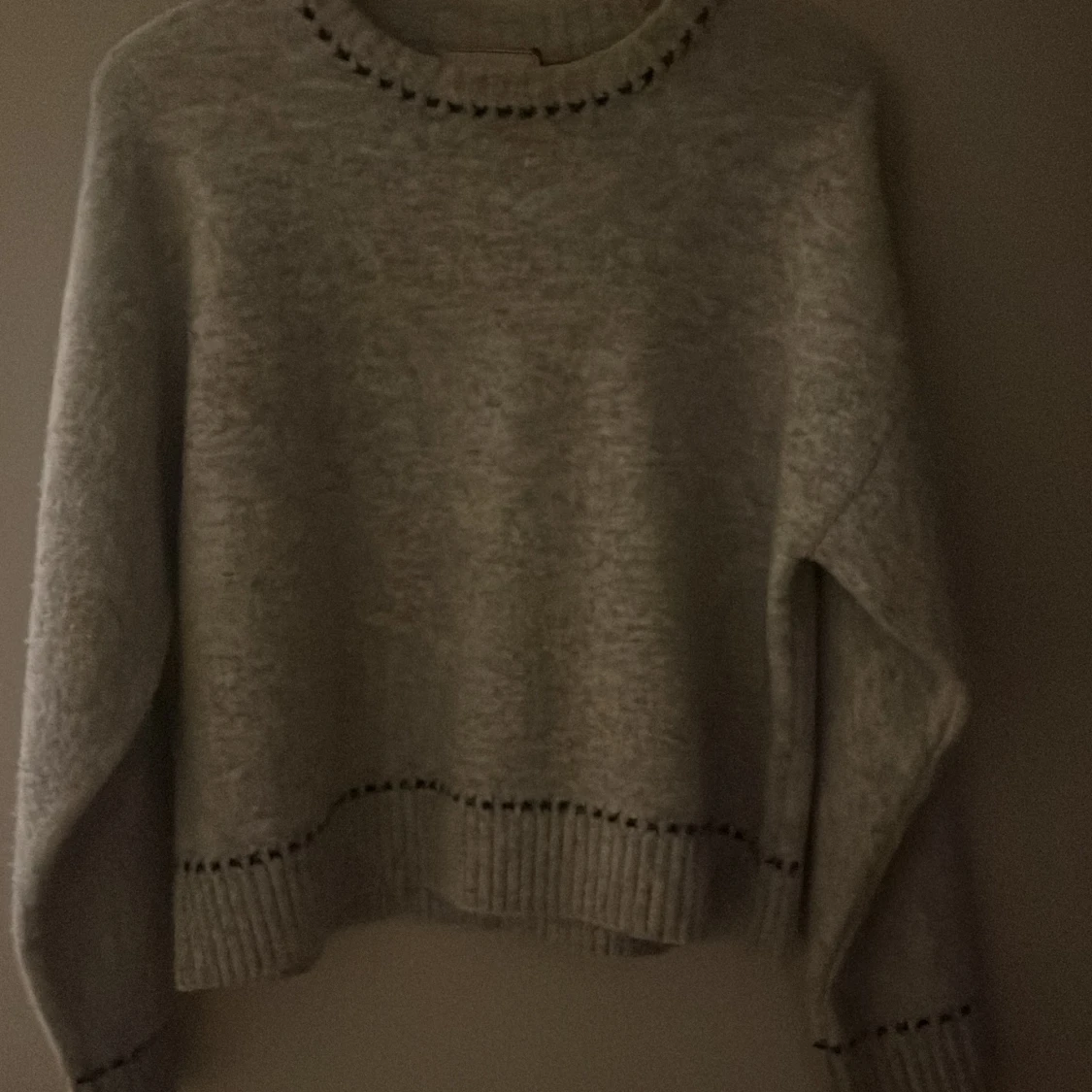Grå stickad tröja från Neo Noir
