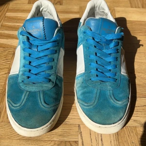Valentino Flycrews  - Tjena!   Säljer nu dessa eftertraktade valentino flycrews i färgen ljusblå!  Storlek 41 men passar 42 också! Saknar 7 spikar dessvärre. 3 styckna på höger och 4 på vänster Skick 7/10!  Skriv gärna vid ytterligare frågor☺️