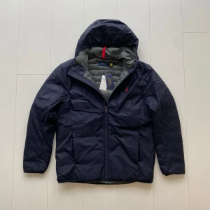 Ralph Lauren jacka - Tja säljer nu denna helt sprillans nya Ralph lauren jackan! Jackan är i storlek M! Jackan är helt sprillans ny med tags på! Nypris 4295kr! Raffe påse medföljer!Går att packa ihop genom fickan! Skriv vid frågor eller bilder! Vid snabbaffär=bättre pris