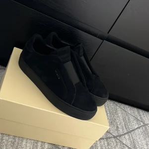 Axel Arigato ”Clean 360 Laceless” - Storlek 39, Skick 8/10 det ändå problemet är att Arigato texten på sidan av skon har gått bort lite men annars är dom felfria! Pris kan diskuteras vid snabbt köp!!
