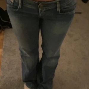 Lågmidjade diesel jeans - Sååå sjukt snygga diesel jeans, passar storlek S💕