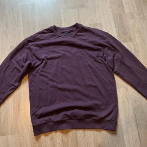 Lila sweatshirt - Bra skick  Hör av dig för mer information!