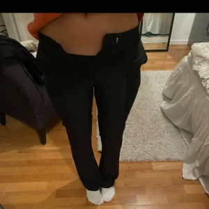 Lågmidjade kostymbyxor  - Jätte snygga kostymbyxor som sitter lågmidjat från bikbok. Endast använt 2 ggr. Nypris: 500  kom privat för fler bilder