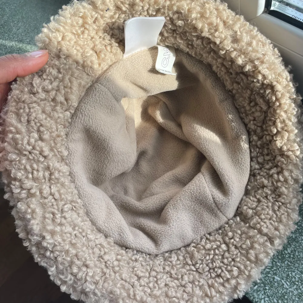 Helt ny CW by Carin Wester mössa. Skön och snygg passar bara inte mig. Har även den matchande väskan om man är intresserad av det för ett bra pris. Asusteet.