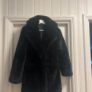 Hm Päls jacka - Mycket bra skick. Jackan är väldigt varm så går att använda både under vintern och hösten. 