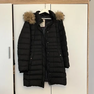 Tommy Hilfiger jacka  - hilfiger jacka ÄKTA med äkta päls. Den är i väldigt bra skick.