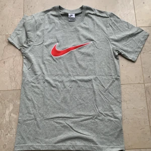 Nike M nsw sp ss top - Herr t-shirt i stl M. Nyskick
