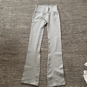 Nya/oanvända lululemon inspirerande leggings  - Köpte från HM i storlek S, helt oanvända. Original pris 349 SEK säljer för 240 :-  De är har hög middag men om men går att vika ner och ha lågmidjat🩶🩶🩶