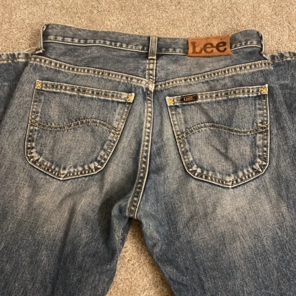 Bootcut/flared jeans från Lee. Små defekter längts ner vi benen (se bild 5) men inget man märker när man har på de.  Midjemått: 39-40 cm Innerbenslängd: 77 cm Från midjan till byxslut: 108 cm. Jeans & Byxor.