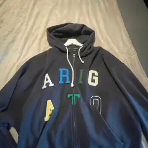 Hejsan! Säljer nu min Axel Arigato zip hoodie, köpt från deras hemsida och kvittot finns. Saknar dock presentation  Storlek L, går inte att köpa just denna längre🤗