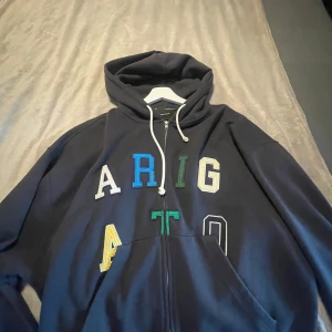 Axel Arigato zip hoodie - Hejsan! Säljer nu min Axel Arigato zip hoodie, köpt från deras hemsida och kvittot finns. Saknar dock presentation  Storlek L, går inte att köpa just denna längre🤗