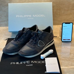 Philippe Model Trpx i blå - Men’s Trpx Low-Top Sneakers in Leather, Blue, Cond- 10/10, Storlek 44, använda i 2 veckor, Kvitto samt dustbag ingår, Fraktar senast dagen efter köp!