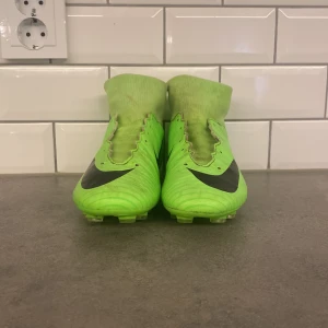 Retro nike mecurial skor. - Hej, säljer desss skor eftersom dem är för små. Skick på skorna 7,5/10 köpta för längesedan😺
