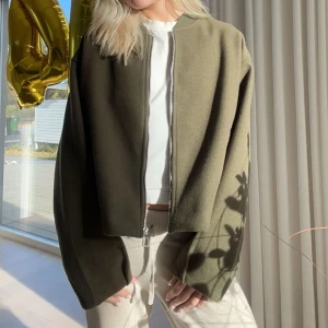 Snygg grön jacka från Zara - Säljer en snygg olivgrön jacka från Zara. Den har en dragkedja framtill! Perfekt för höst och vår med sin långa ärmar och stilrena design. Passar både till vardags och lite finare tillfällen. Höstens färg!!