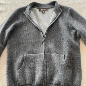 Loro Piana Full Zip  - Loro Piana Full Zip Bra skick inga skador Storlek - mellan S och M   Pris kan diskuteras vid snabb affär