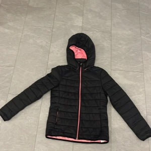 Svart utanpå och rosa inuti , Jacka  - Bra skick , perfekt vårjacka, skyddar mot vind 