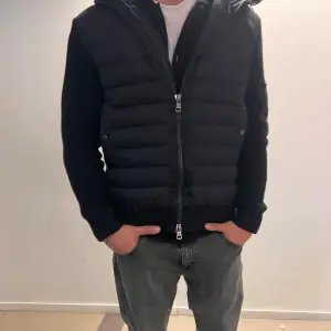 Hej, säljer nu min snygga  moncler cardigan. Använd max 5ggr. Mitt pris 5500 ny pris 10800kr Strl L men jag skulle säga att den passar de som även är M. Har  även kvittot digitalt. Tveka inte av att höra av er