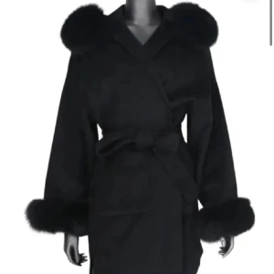 Pälskappa - Nästan aldrig andvänd, en knapp vid ärmen är trasig men den syns ej och pälsen hänger inte. 