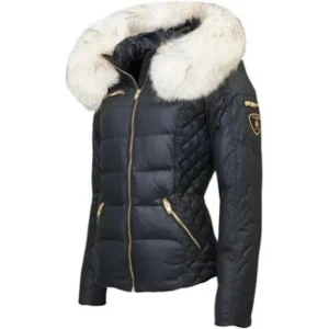 Svart dunjacka med pälsdetalj - Snygg svart dunjacka från rocknblue med lyxig vit pälsdetalj på huvan. Jackan har en quiltad design och guldiga dragkedjor som ger en exklusiv look. Perfekt för kalla vinterdagar och höstpromenader. Den har långa ärmar och en figurnära passform.