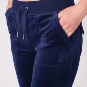 Juicy couture  - Jätte fina marinblåa juice (bara byxor   Passar mig o jag är 173 ( kommer knappt till användning  Köpt för 1500kr  Pris går att diskutera 